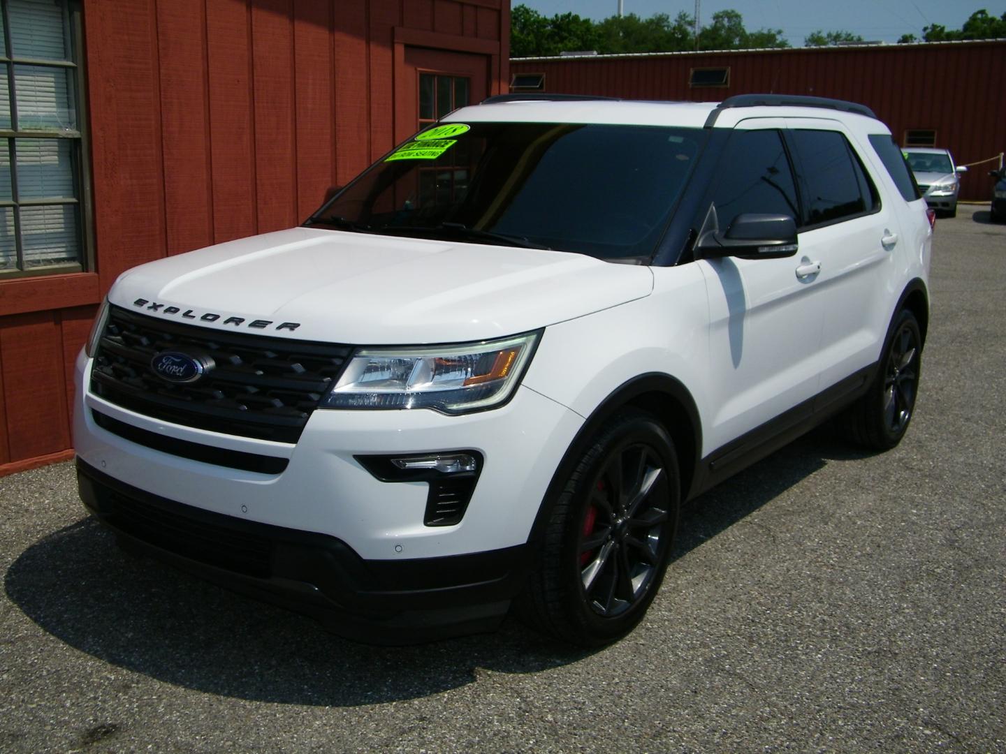 2018 White /Black Ford Explorer XLT FWD (1FM5K7D85JG) with an 3.5L V6 DOHC 24V engine, 6A transmission, located at 4000 Bee Ridge Road, Sarasota, FL, 34233, (941) 926-0300, 27.298664, -82.489151 - Photo#1